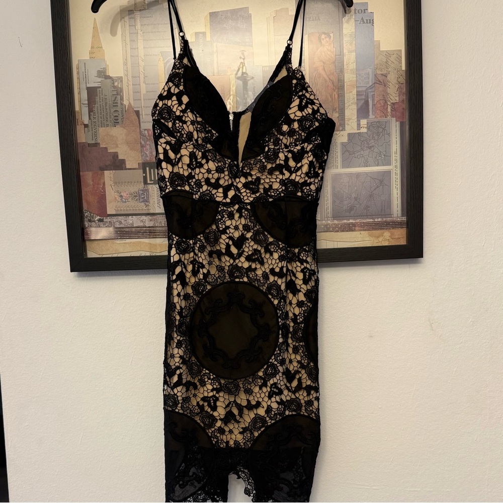 Intrigue Coutures Elegant Black and Cream Lace Slip Dress - Picture 3 of 6